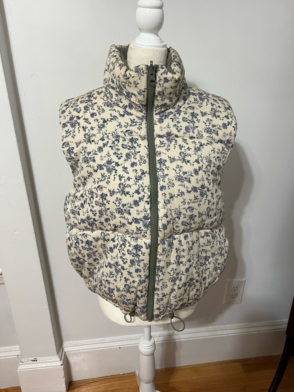 Women’s Floral Quilted Puffer Vest - Cream with Blue Floral reversible